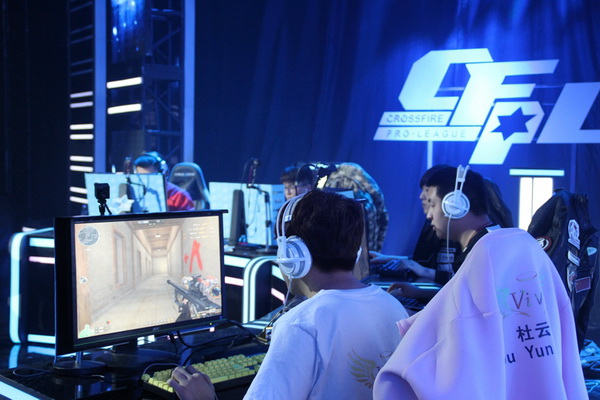 的欢呼声背 的欢呼声背